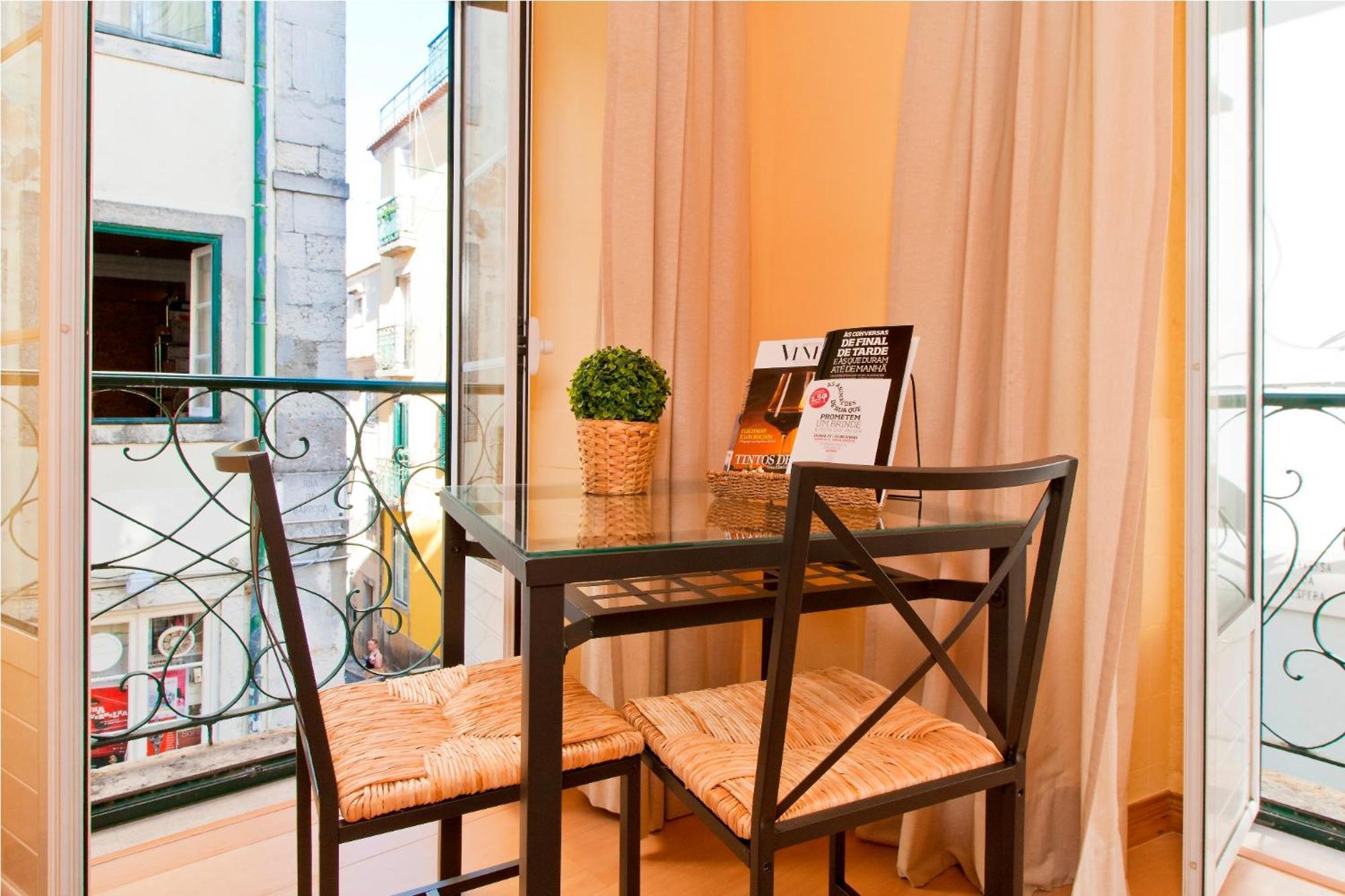 Appartement In Vibrant Bairro Alto *